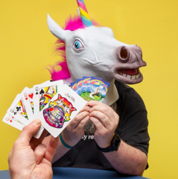 Unicorn play cards with unicorn palying cards